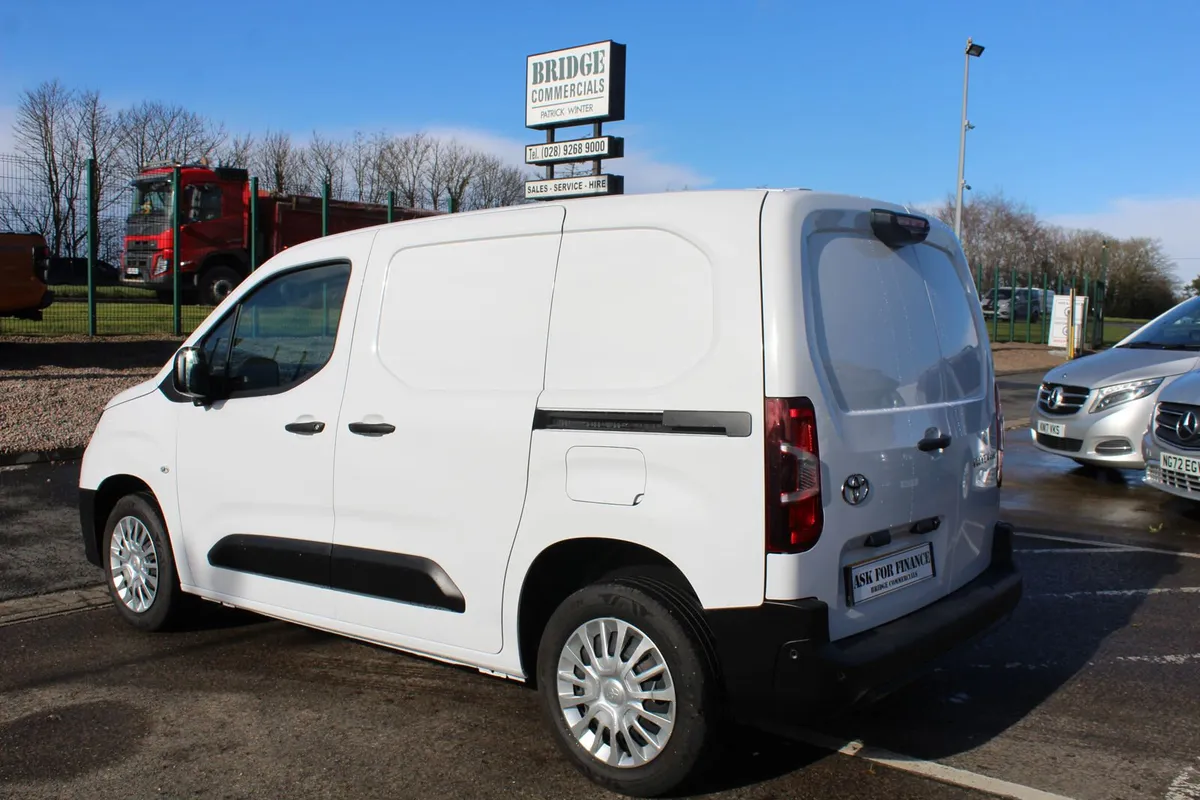 2025 Toyota Proace City L1 - Image 3