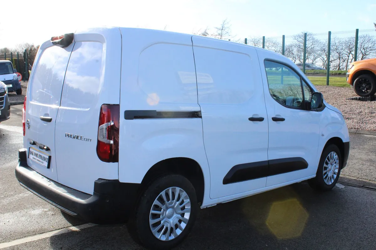 2025 Toyota Proace City L1 - Image 4