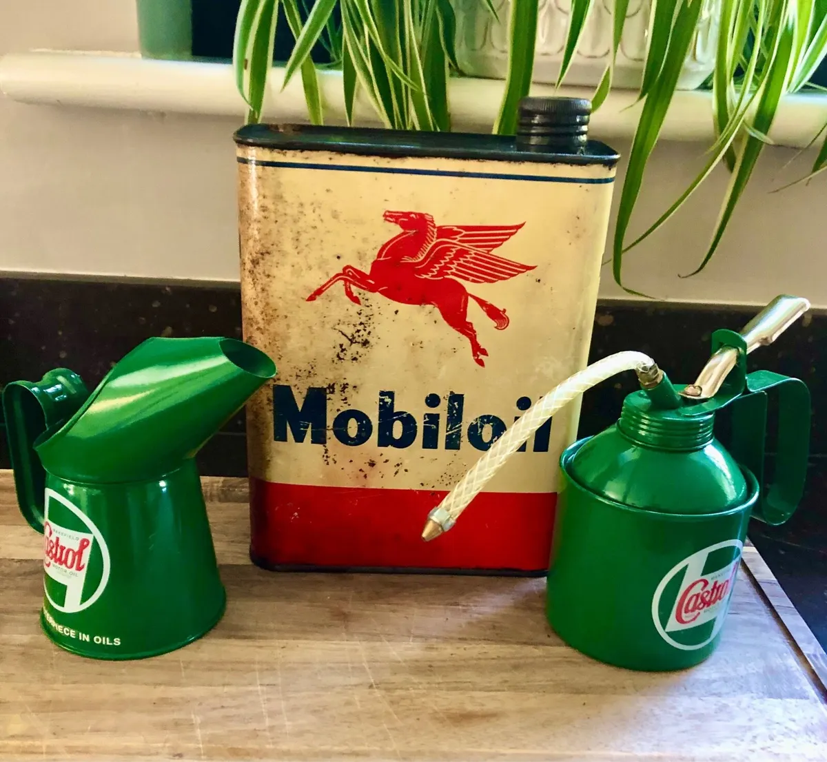 Collectible oil cans - Image 1