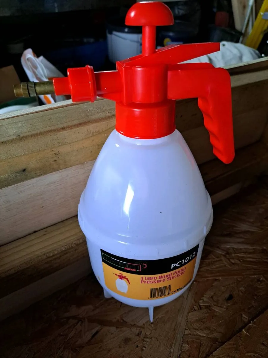 Hand pump pressure sprayer