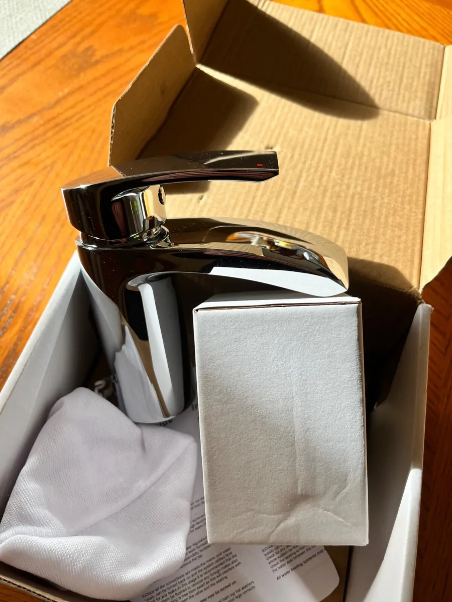 Bathroom sink, mixer tap and pedestal with wc seat - Image 3