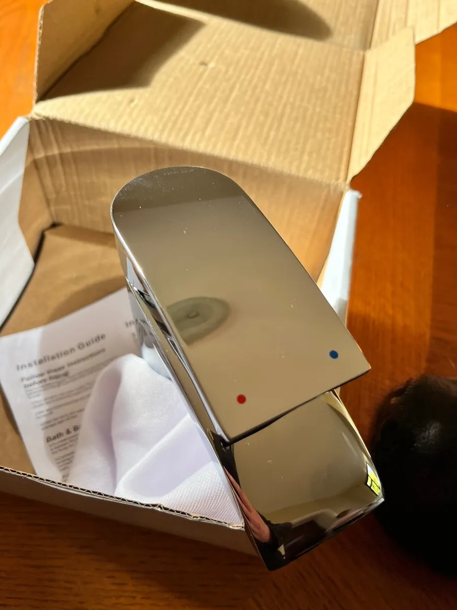 Bathroom sink, mixer tap and pedestal with wc seat - Image 1