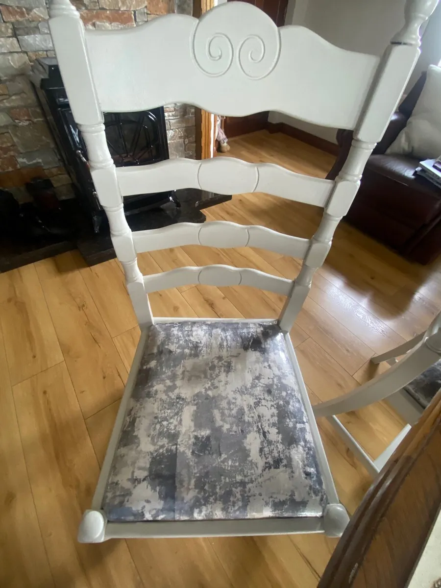 Table and chairs - Image 1