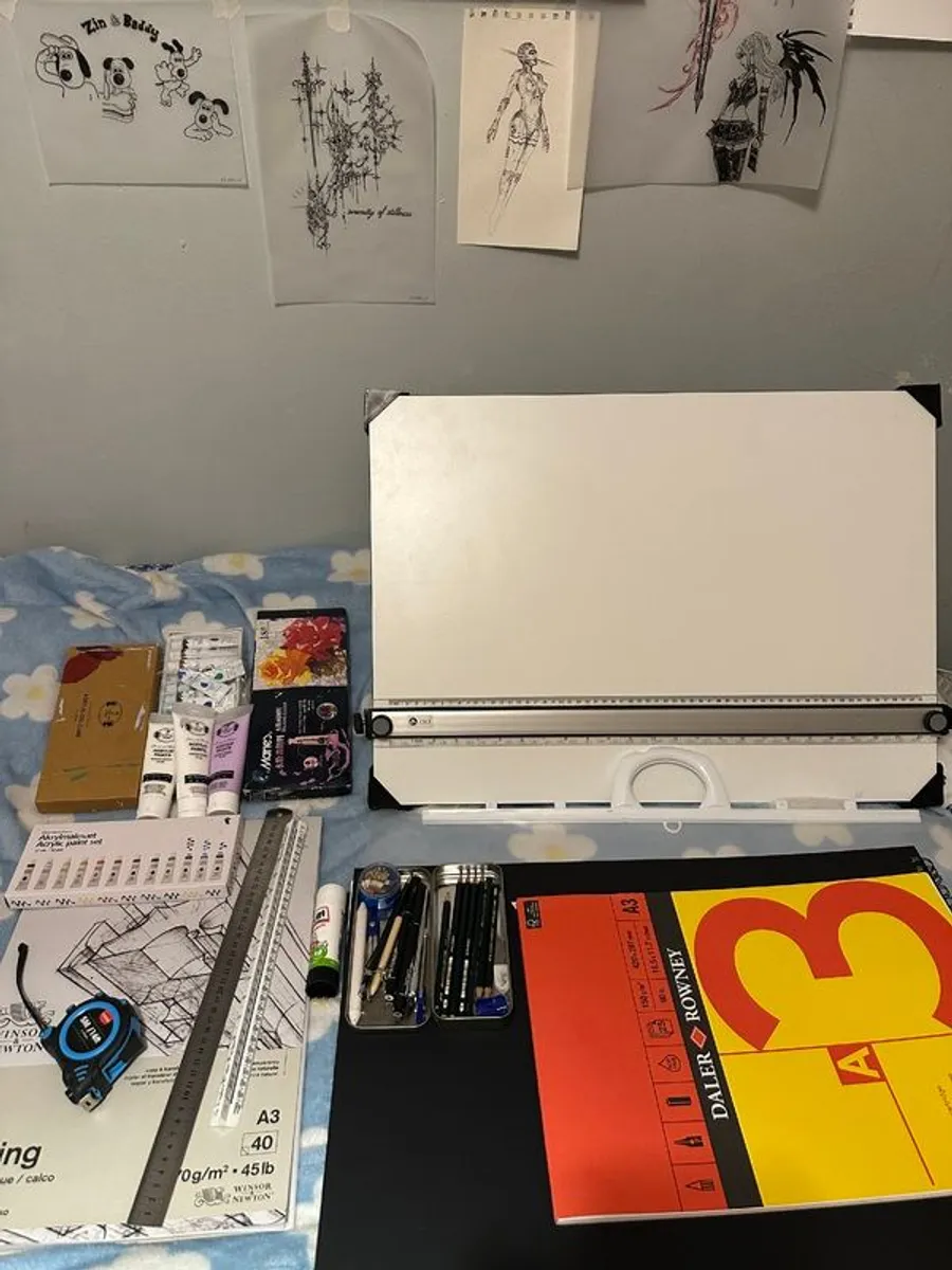 Art supplies - Image 1