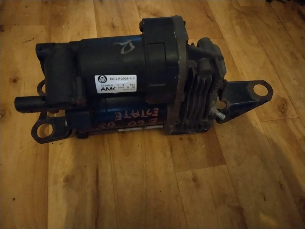 BMW 5 Series Estate E61 Suspension Air Compressor - Image 3