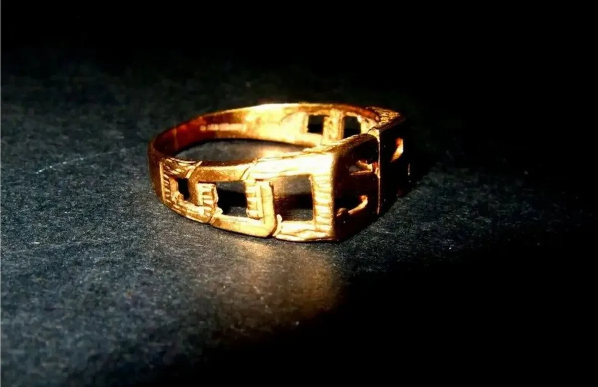 Vintage Hallmarked Gentlemans Signet Ring - Image 4