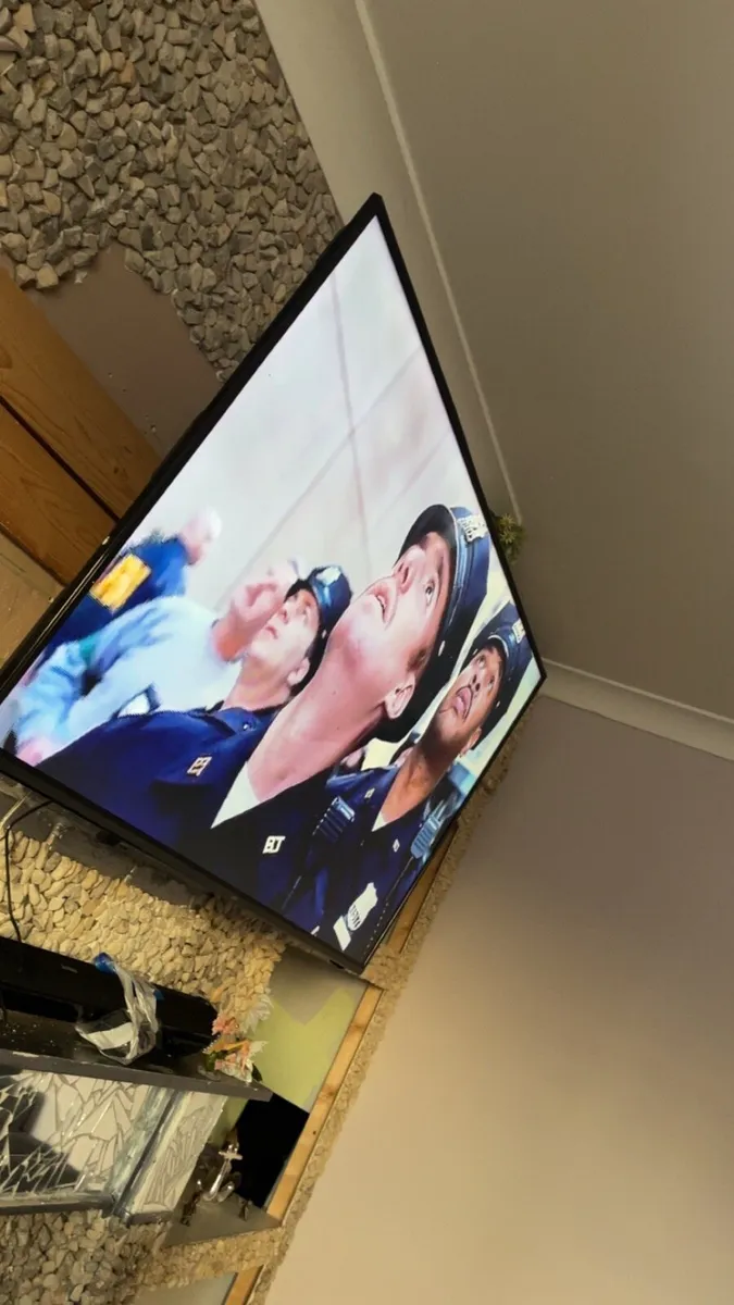 50 inch tv - Image 1