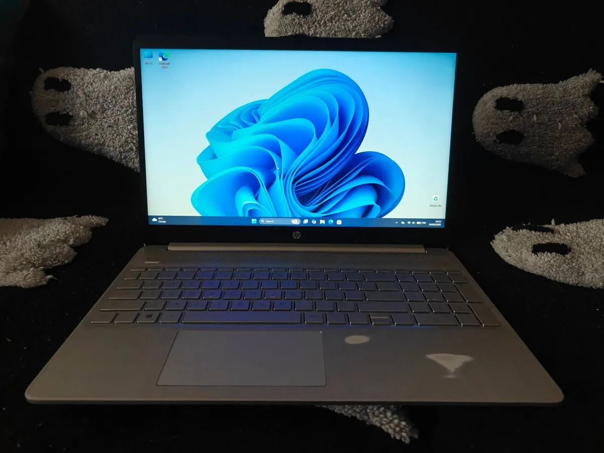 HP 15s Ryzen 5 - 8GB RAM - 256GB SSD - Image 4