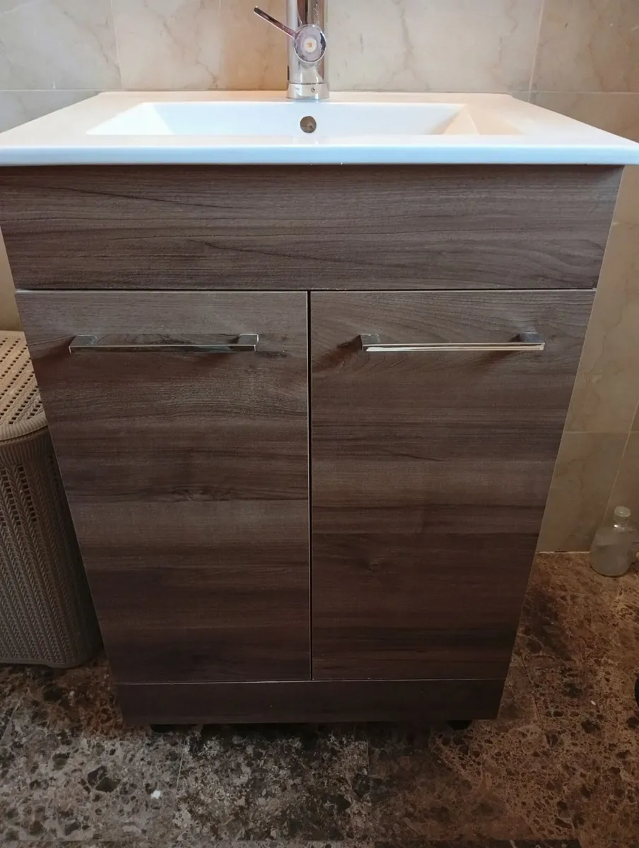 Bathroom vanity & sink - Image 1