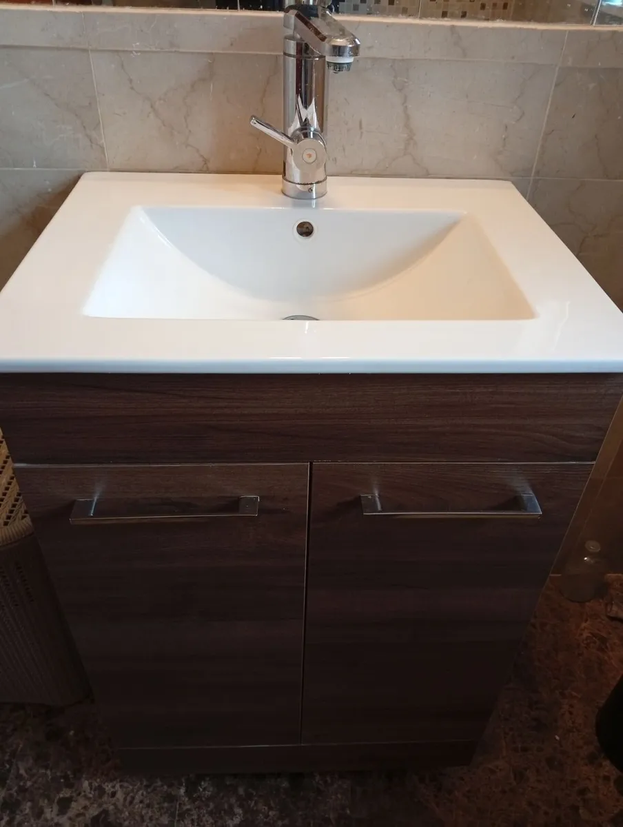 Bathroom vanity & sink - Image 3