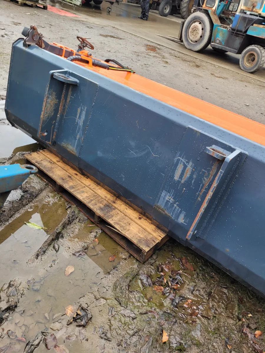 7ft 6 Sweeper with bucket - Image 1