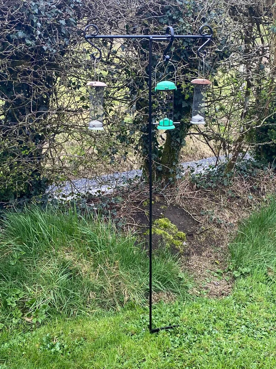 Hanging bird feeder