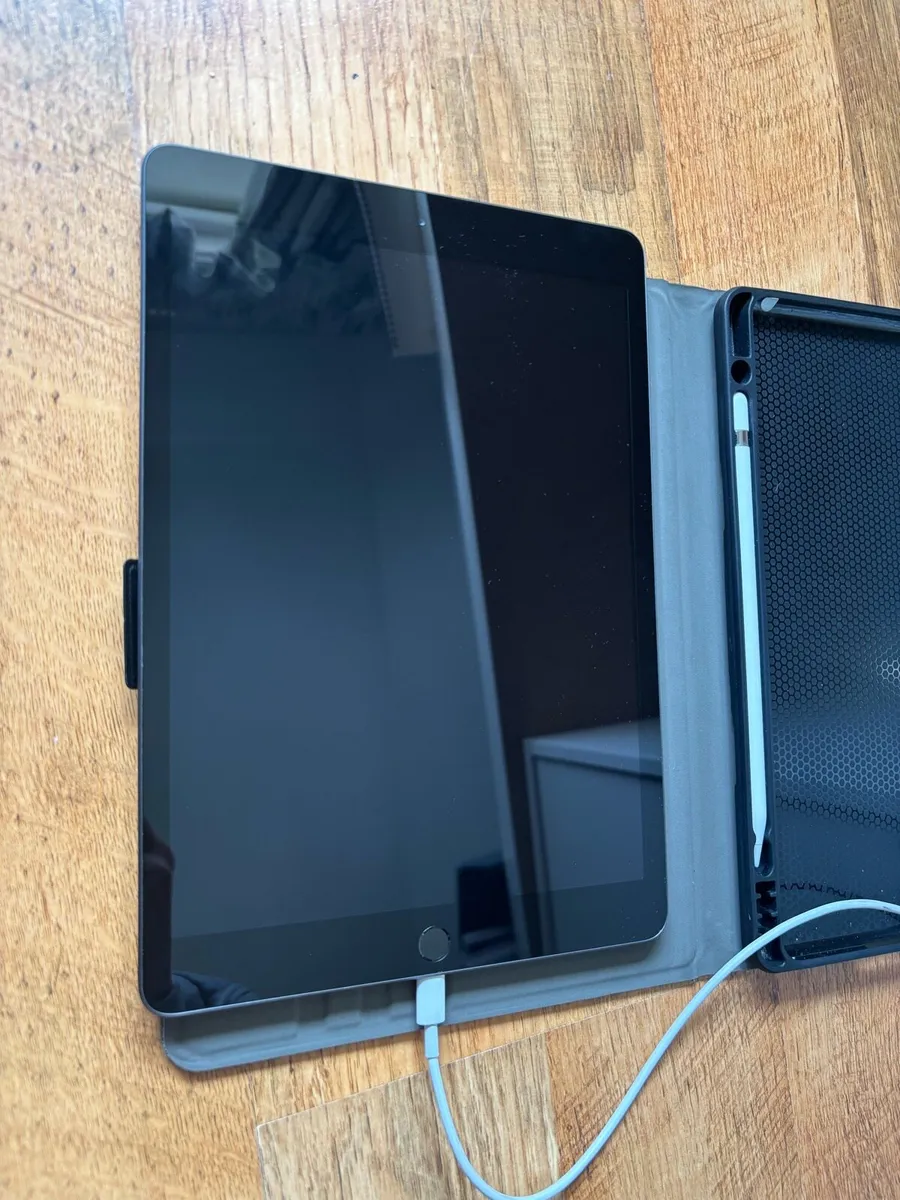 8th Generation Apple iPad 10.2 inch - Image 3