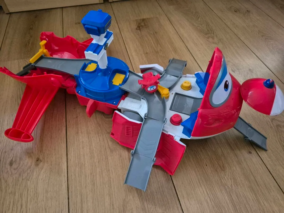 Super Wings Jett's Takeoff Tower. - Image 1