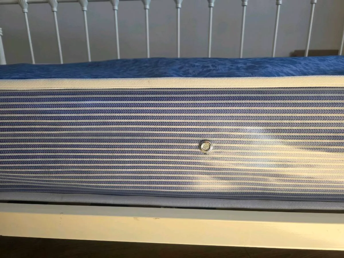 Metal framed daybed/single bed with new mattress - Image 2