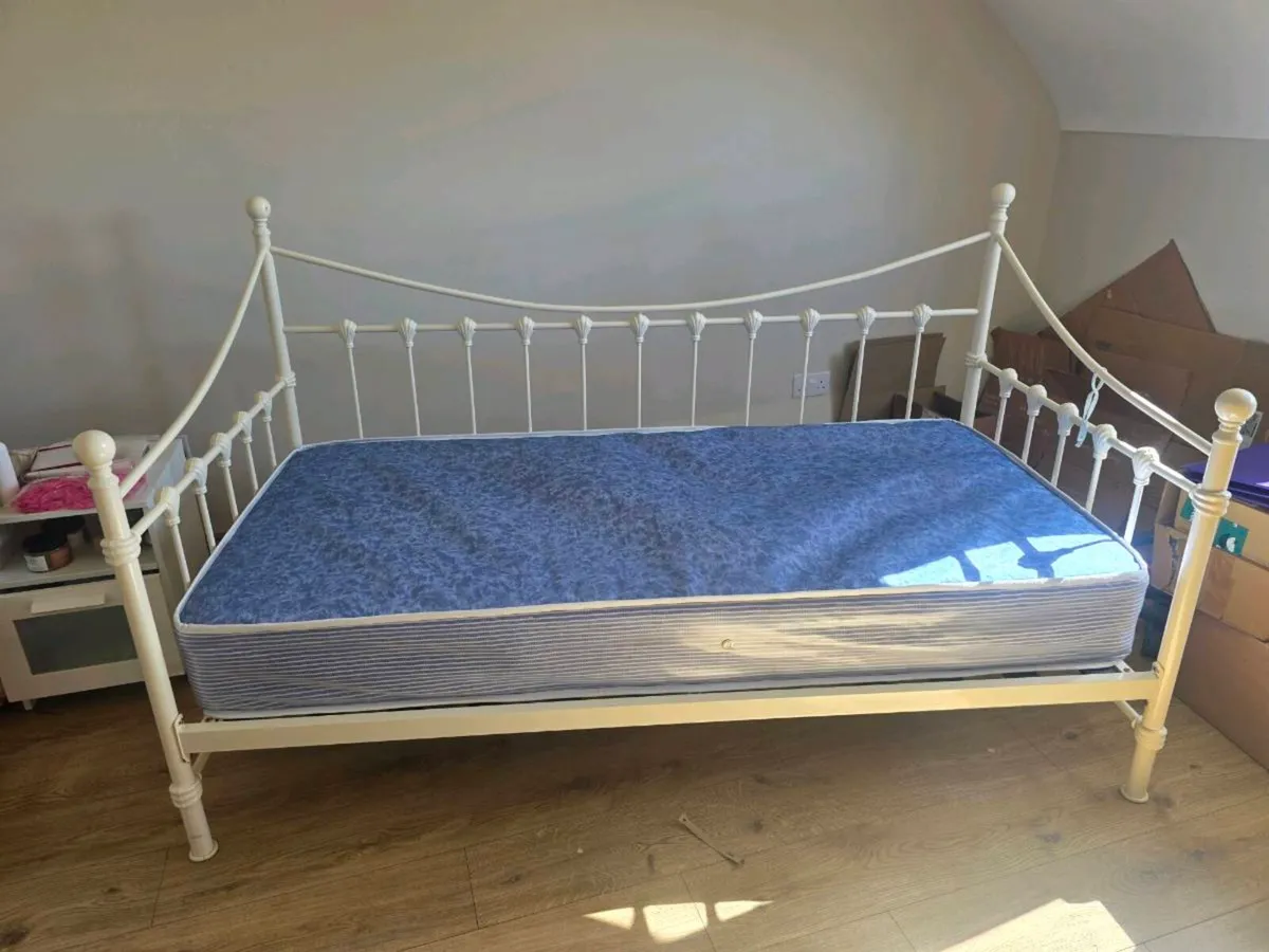 Metal framed daybed/single bed with new mattress - Image 1