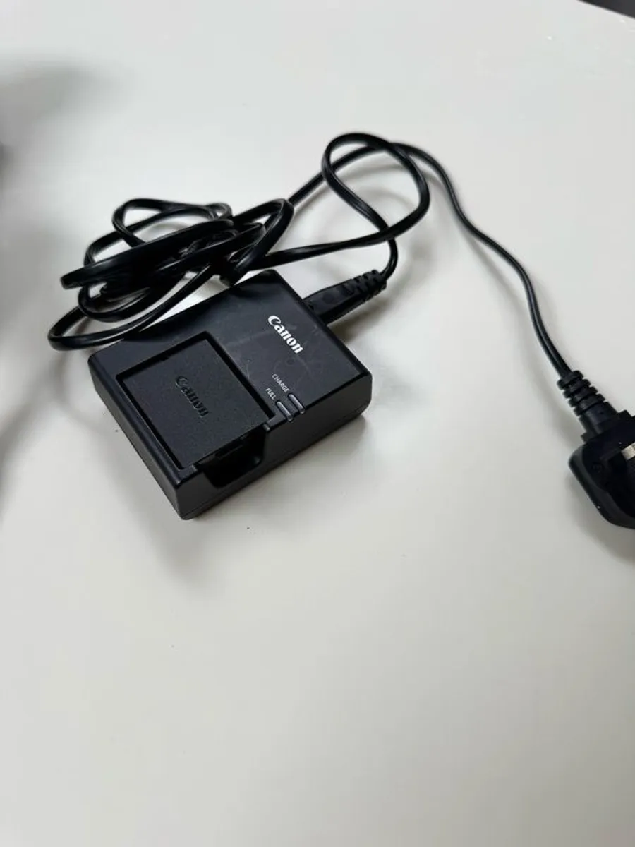 Canon EOS2000D DSLR camera with Sigma 18-300 Zoom lens - Image 3