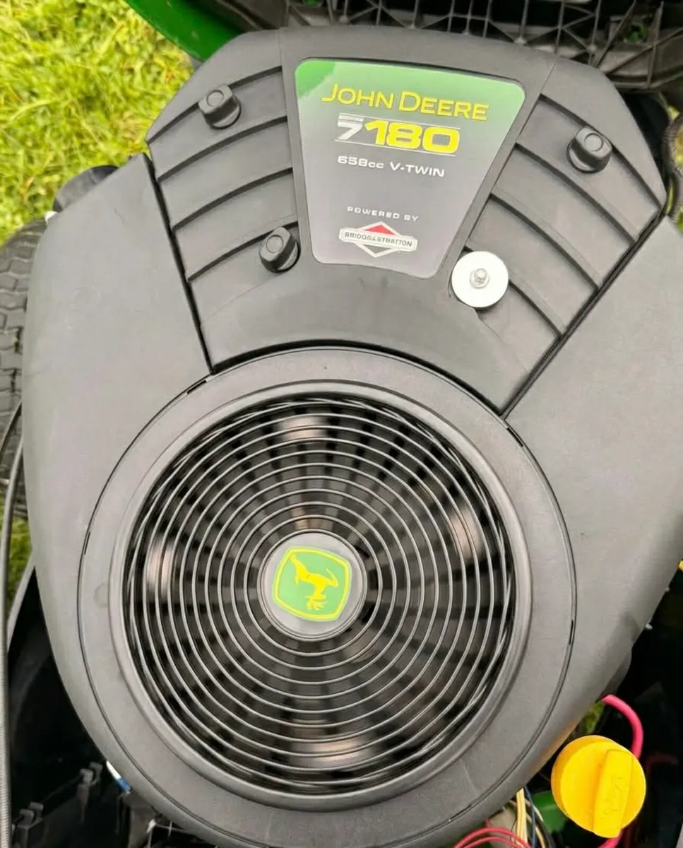 John Deere Ride on lawnmower - Image 3