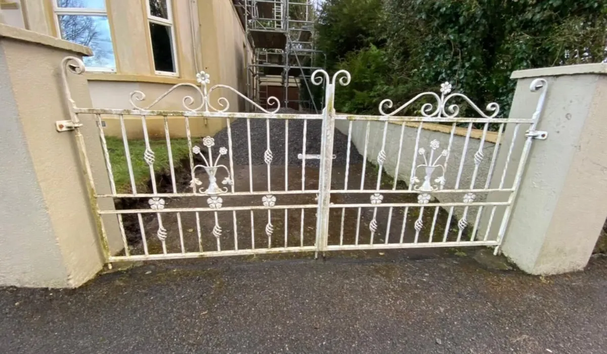 Pair of 1940s Ornate Mild Steel Driveway Gates - Image 2
