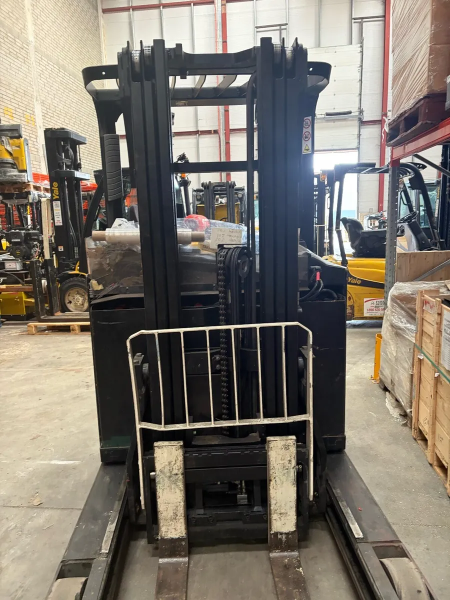 Yale reach truck - Image 2