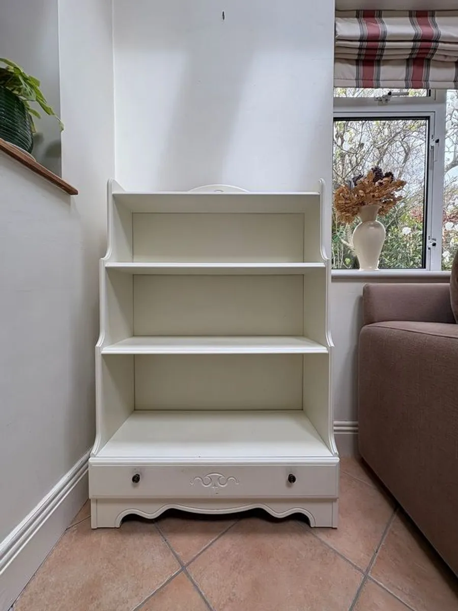 Bookshelf - perfect for a child's bedroom - Image 1