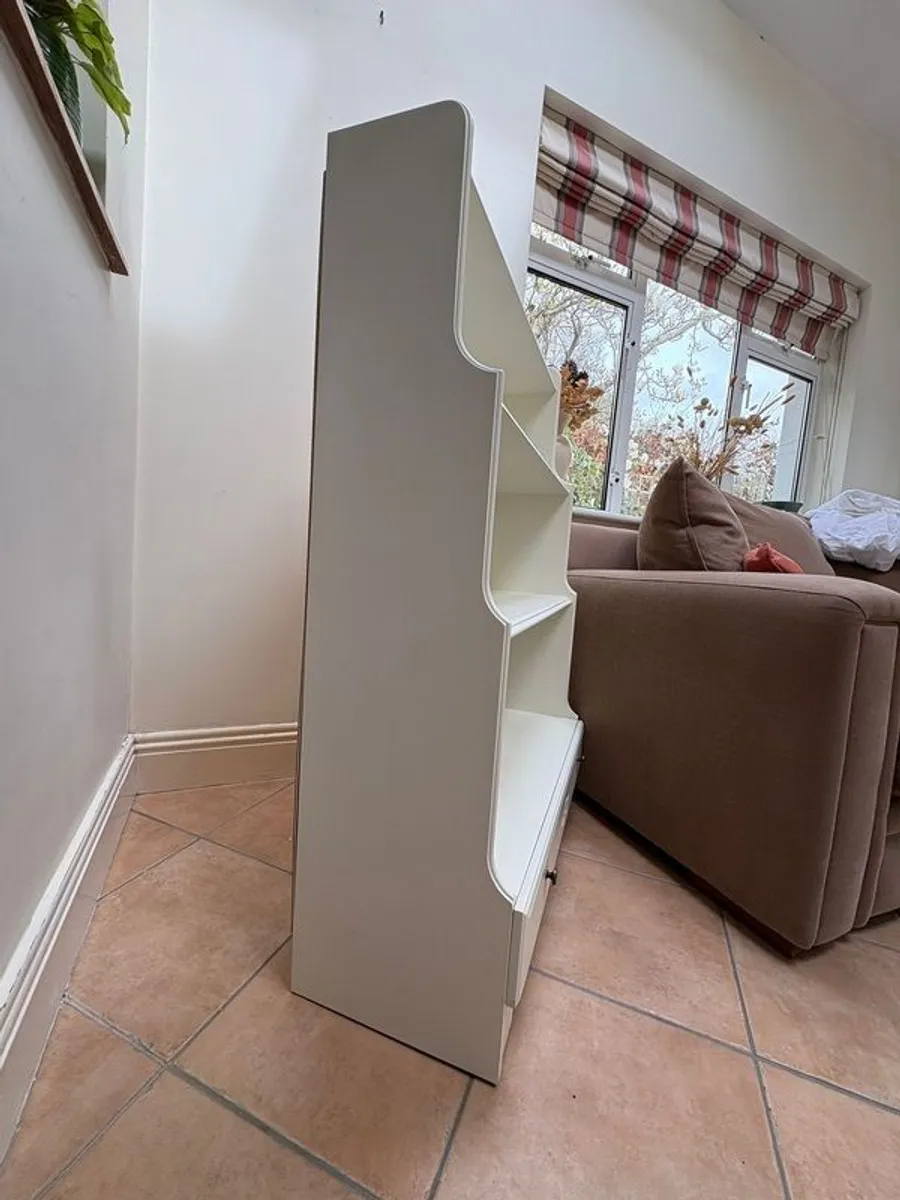 Bookshelf - perfect for a child's bedroom - Image 3