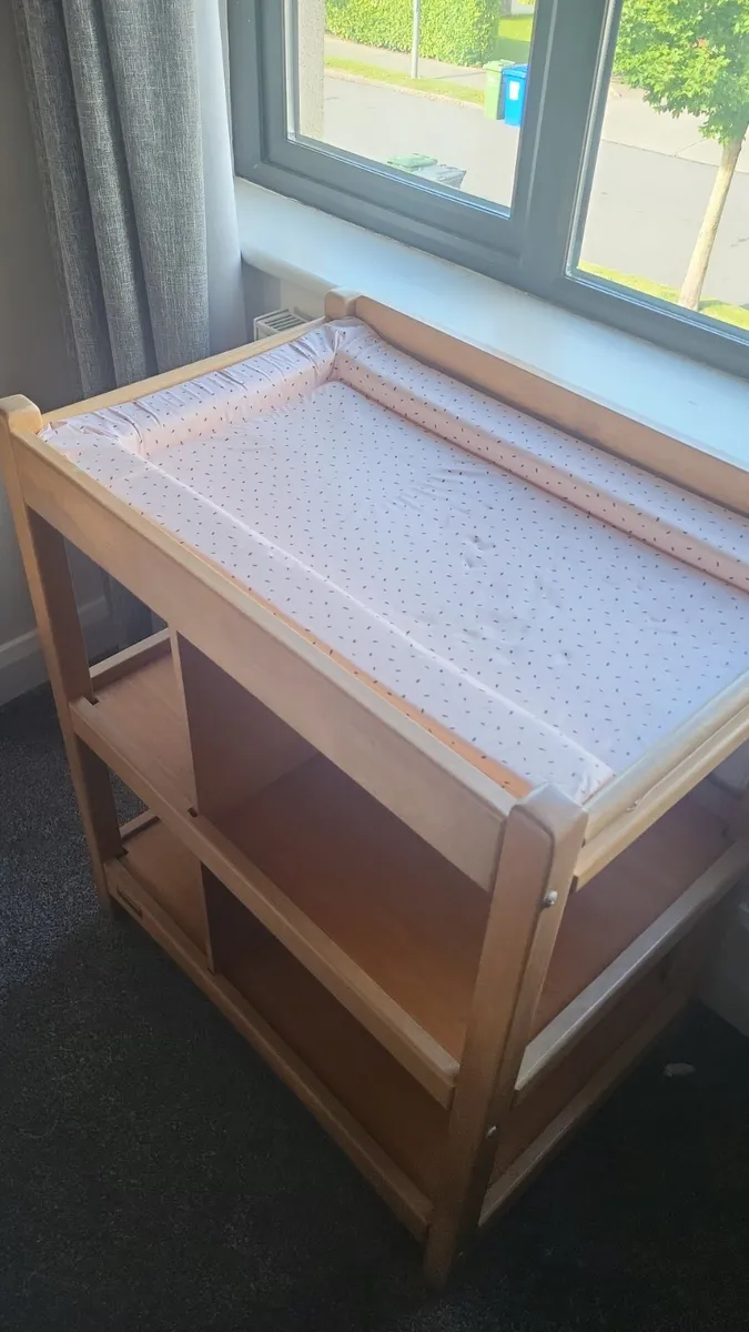 Baby changing table - Image 1