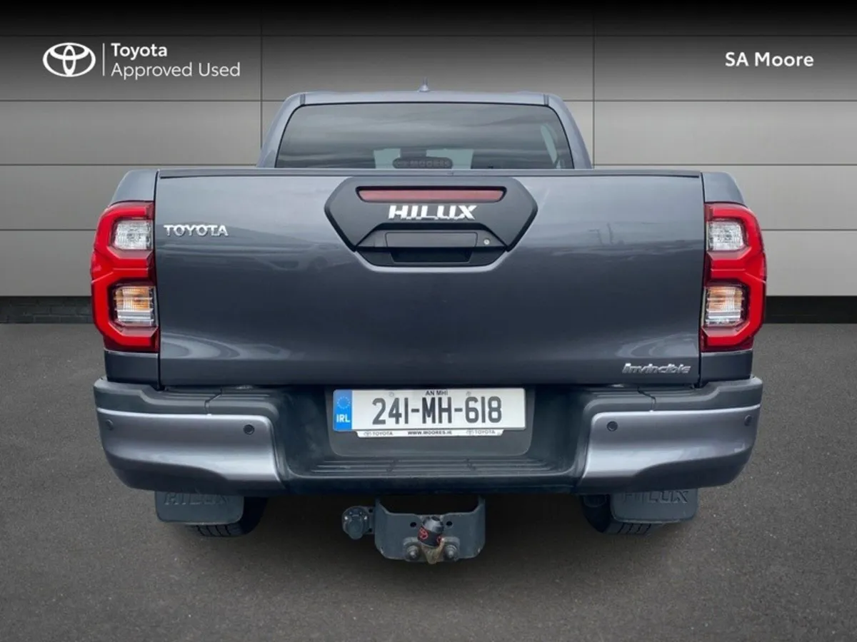 Toyota Hilux 2.8 INVINCIBLE AUTO - Image 4