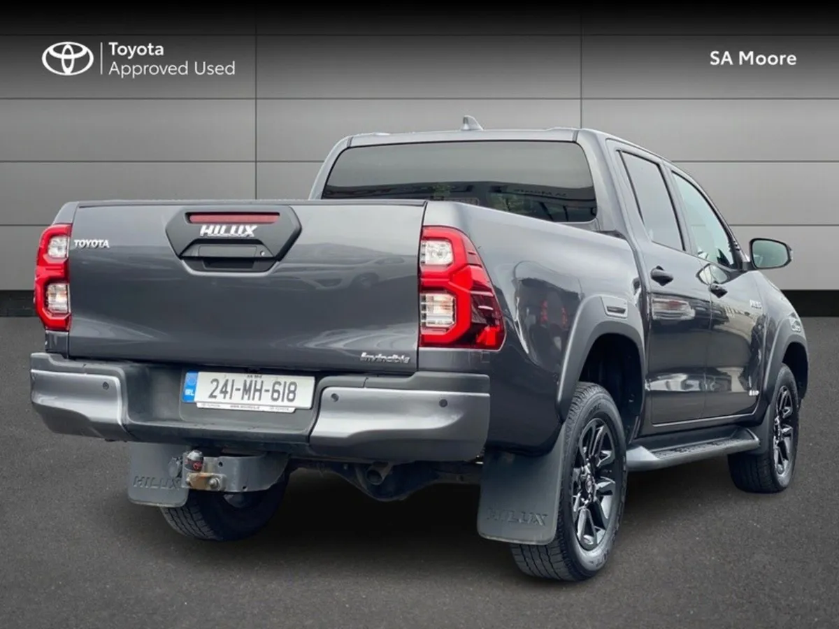 Toyota Hilux 2.8 INVINCIBLE AUTO - Image 2
