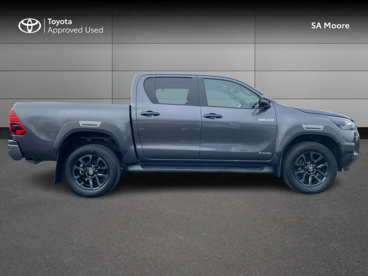 Toyota Hilux 2.8 INVINCIBLE AUTO - Image 3