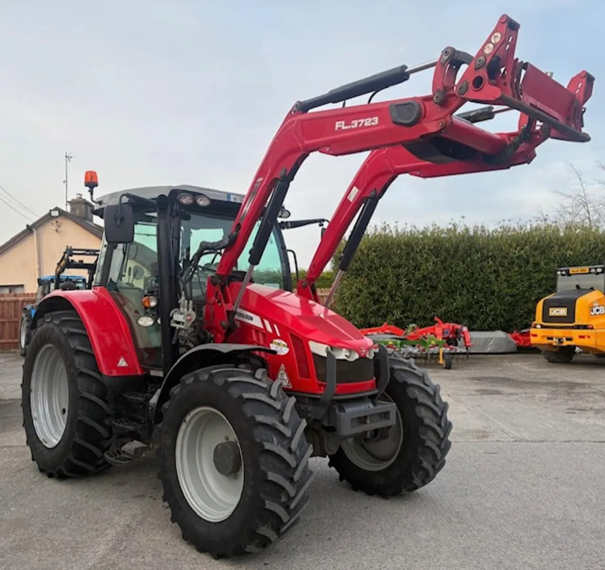 Massey Ferguson 5713 SL - Image 2