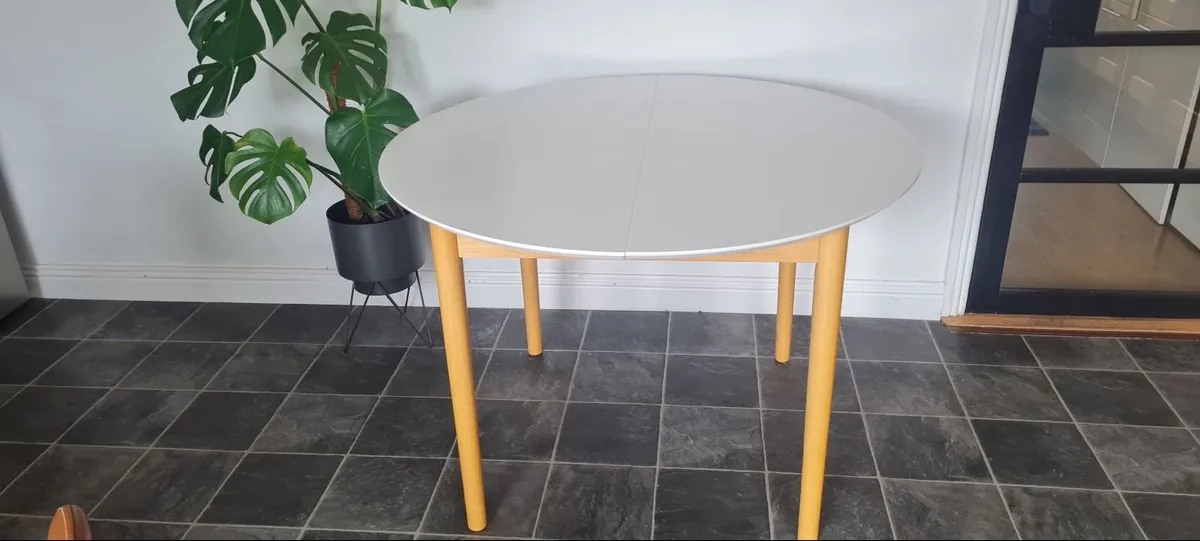 Dining table - Image 1