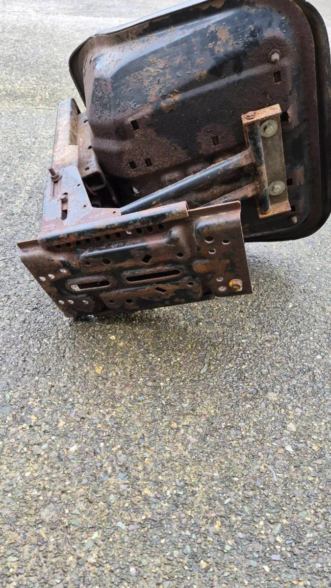 Suspension seat - Image 2