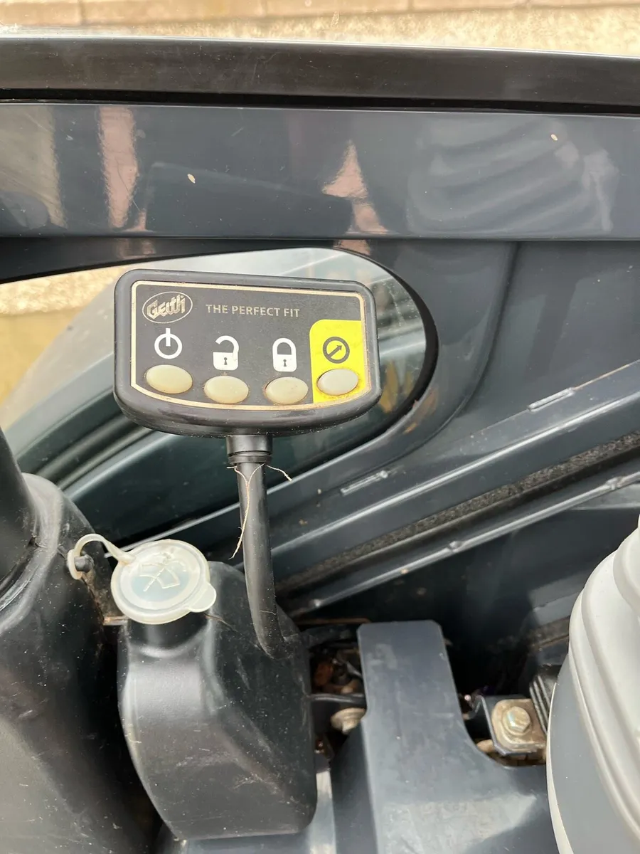 Hitachi 26u mini digger - Image 2