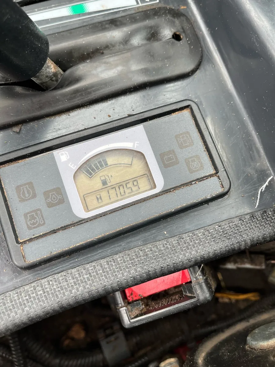 Hitachi 26u mini digger - Image 3