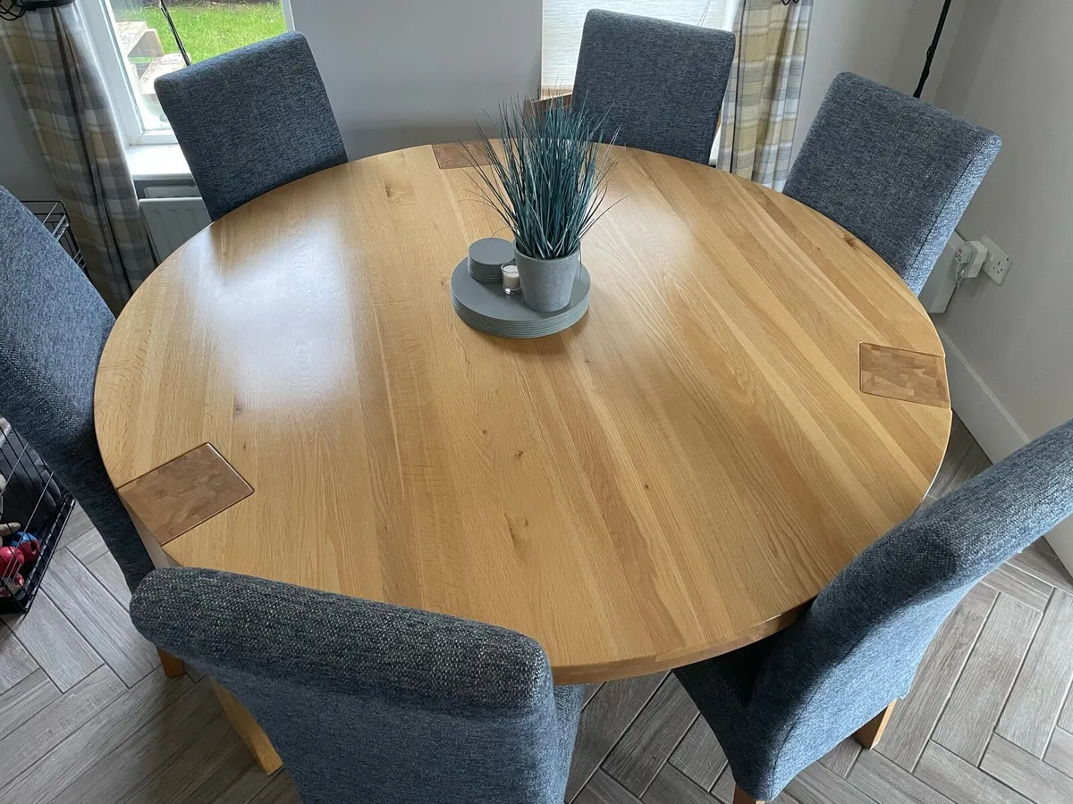 Table and chairs - Image 1