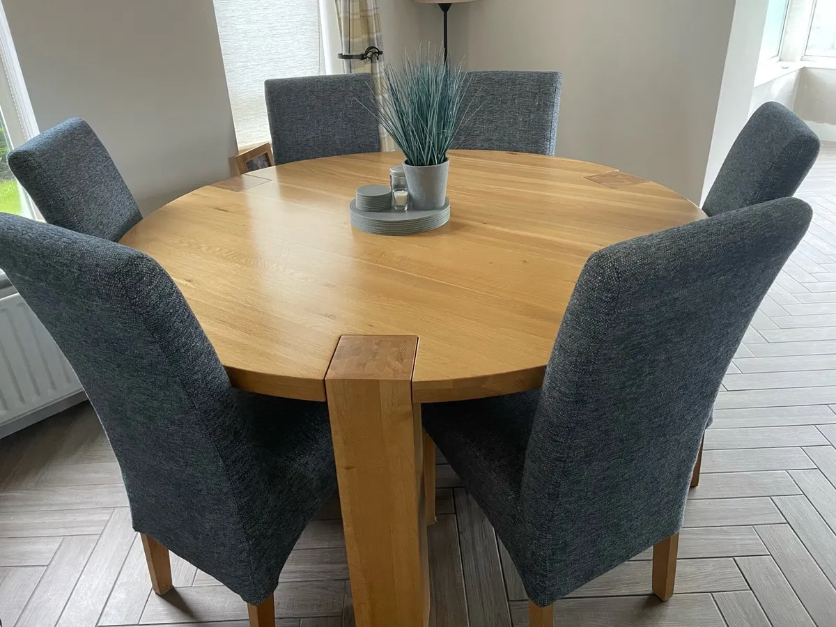 Table and chairs - Image 2