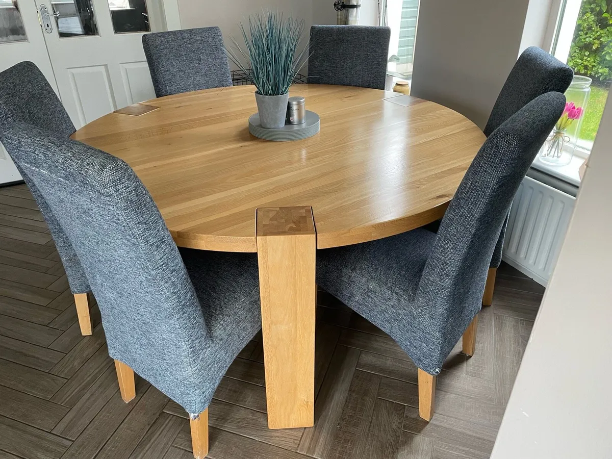 Table and chairs - Image 3