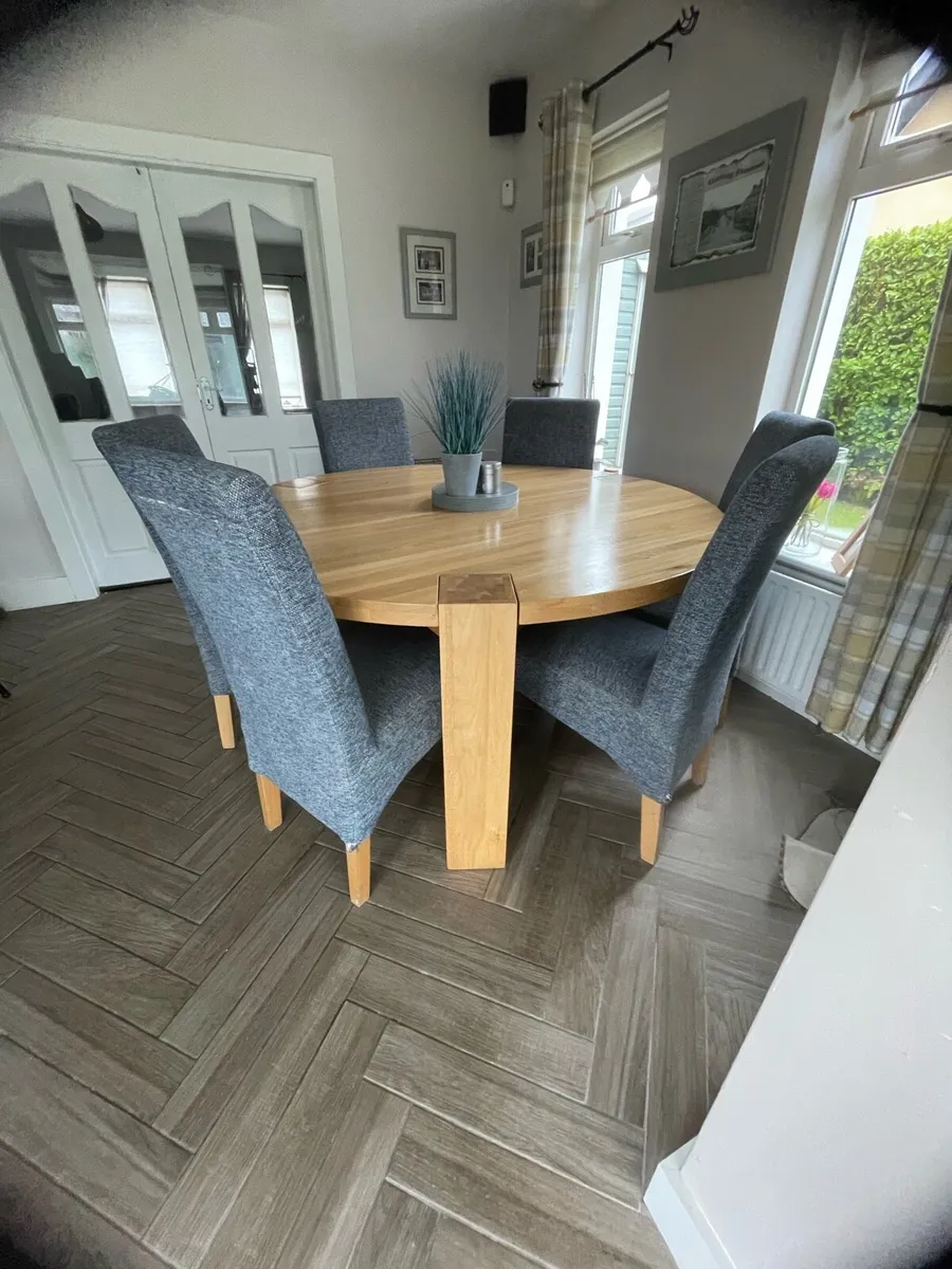 Table and chairs - Image 4