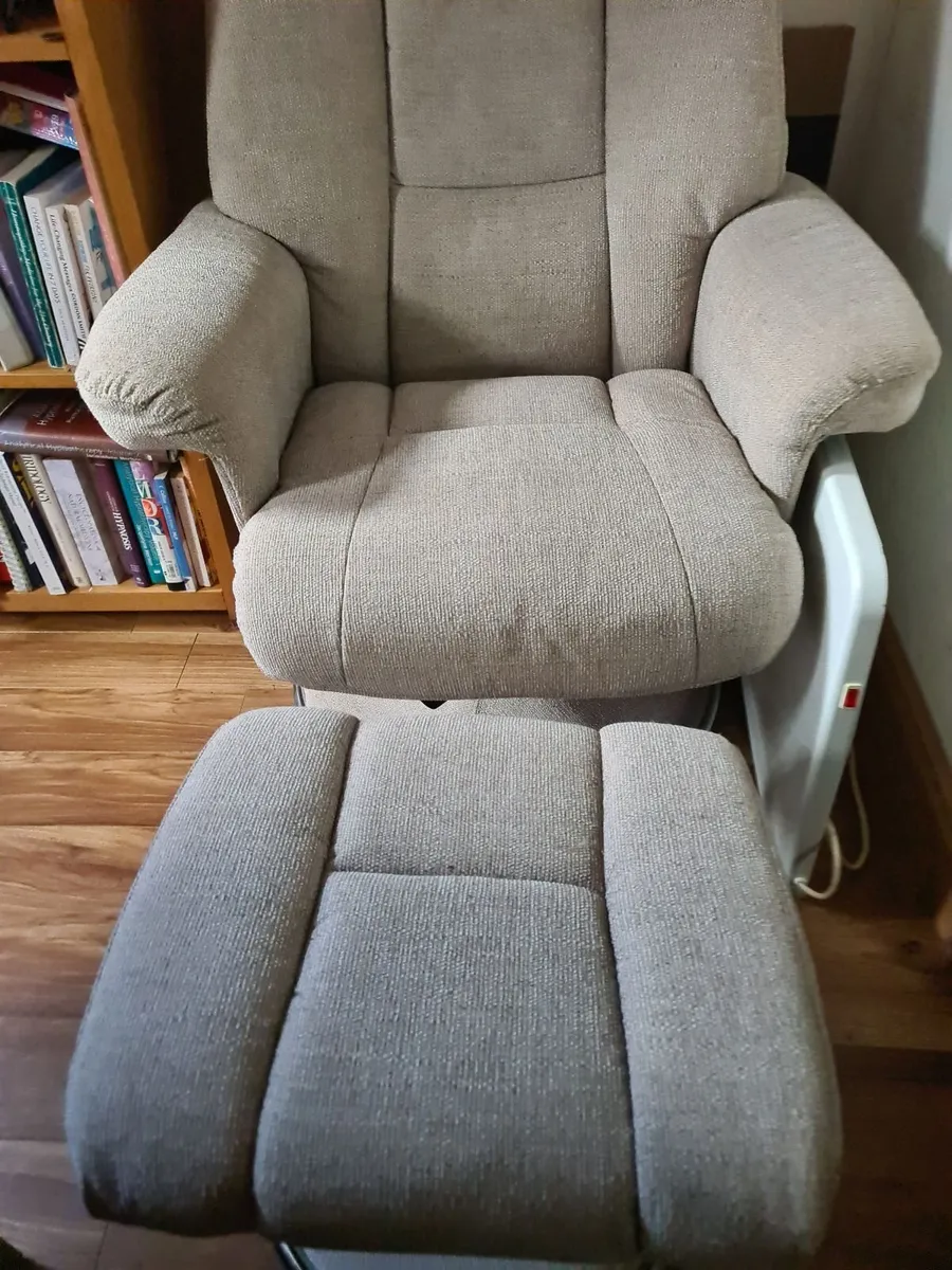 Recliner with footrest - Image 2