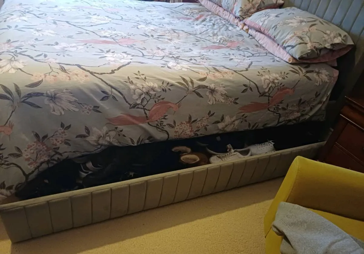 King size bed - Image 2
