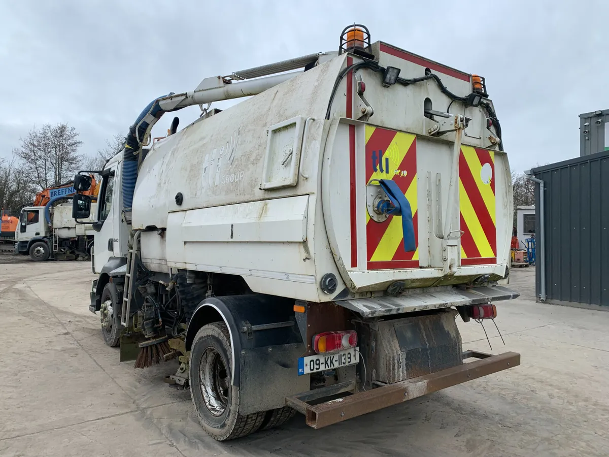 UNRESERVED 2009 VOLVO FL240 JOHNSTON SWEEPER - Image 3