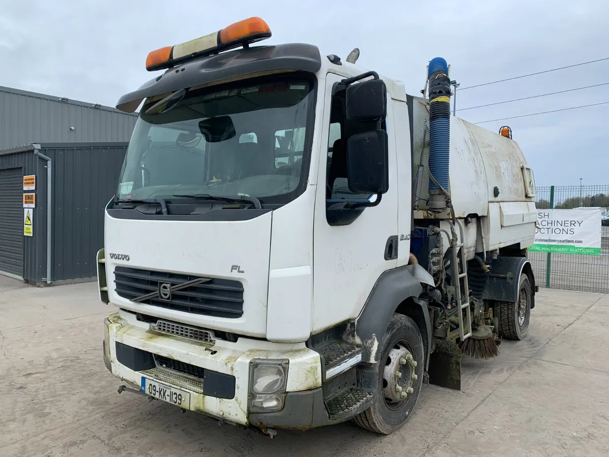 UNRESERVED 2009 VOLVO FL240 JOHNSTON SWEEPER - Image 1