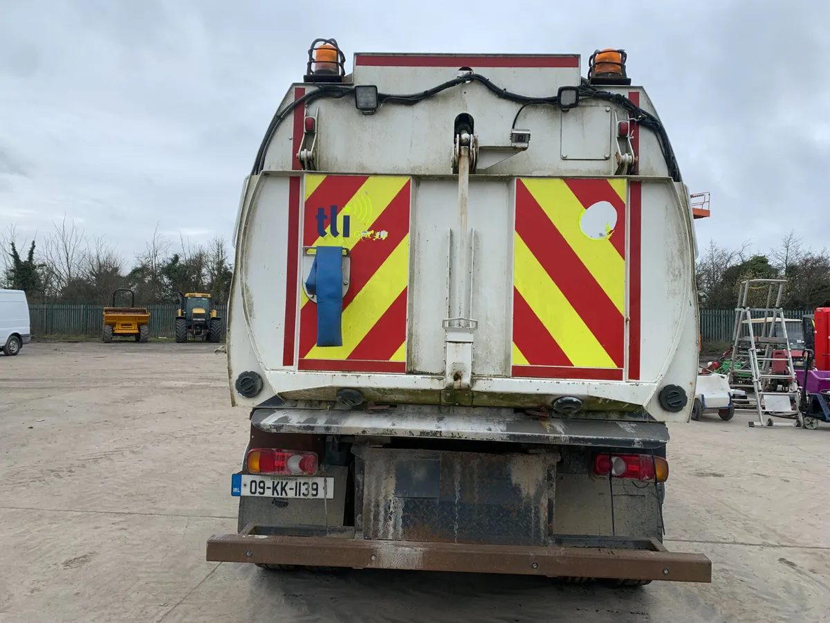 UNRESERVED 2009 VOLVO FL240 JOHNSTON SWEEPER - Image 4