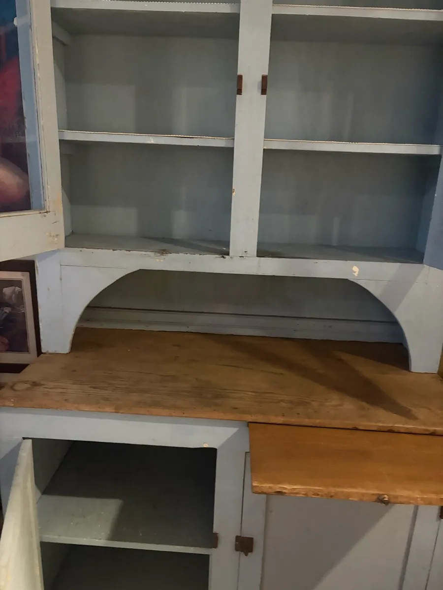 A Rustic,pale blue painted wooden hutch with glass - Image 3