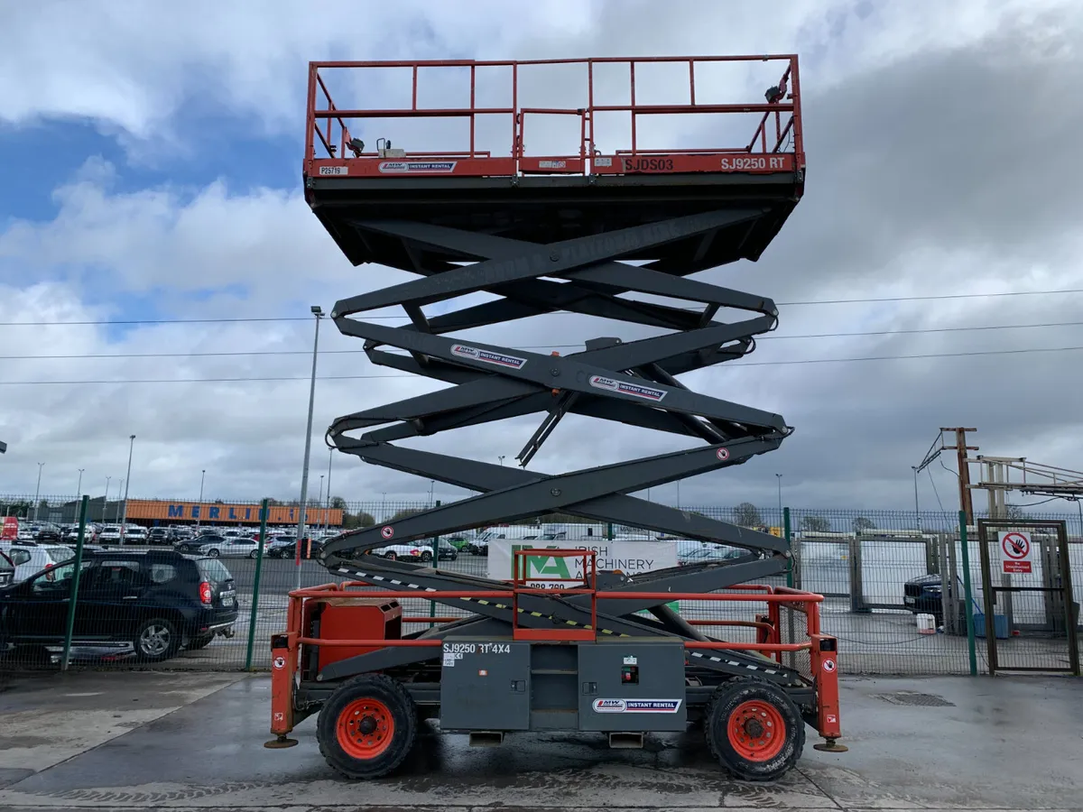 2018 SKYJACK SJ9250 RT DIESEL SCISSORS LIFT - Image 1