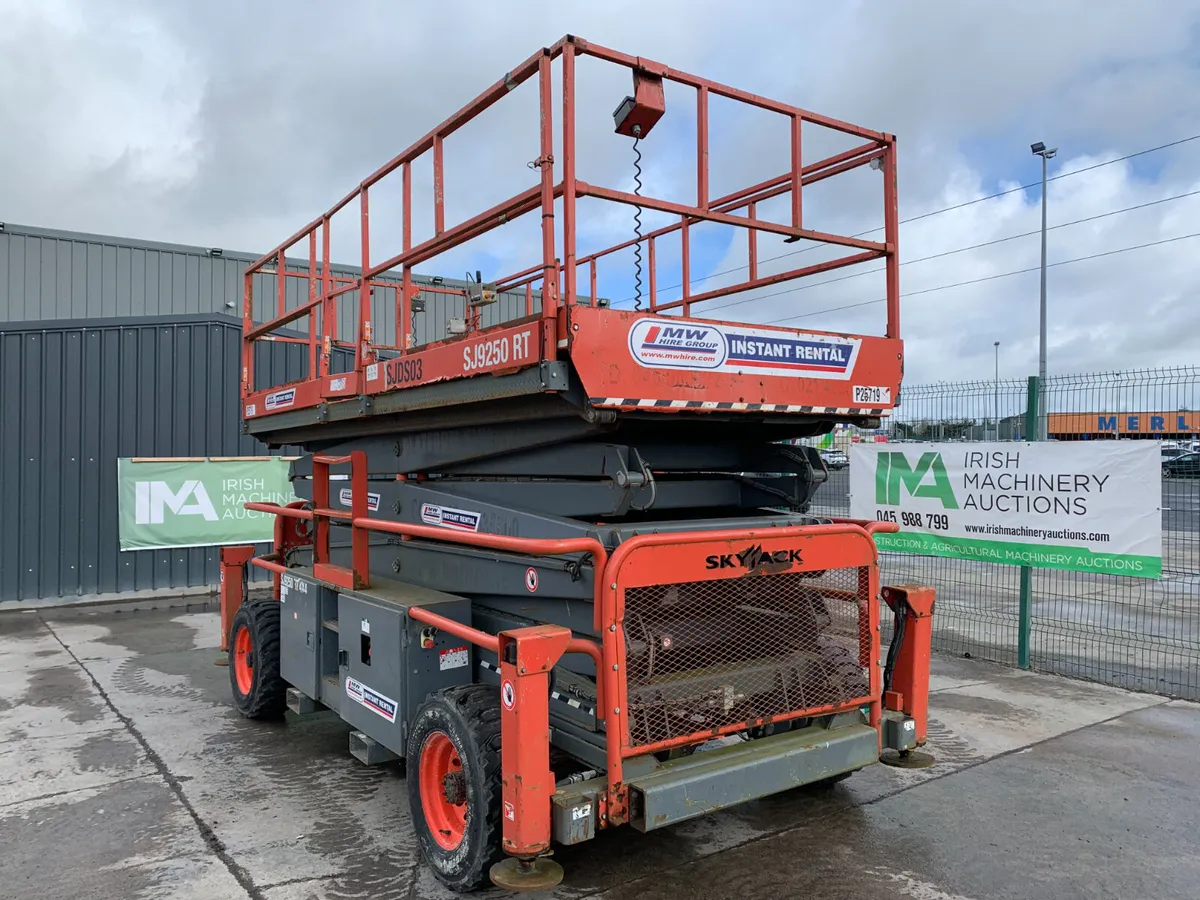 2018 SKYJACK SJ9250 RT DIESEL SCISSORS LIFT - Image 2