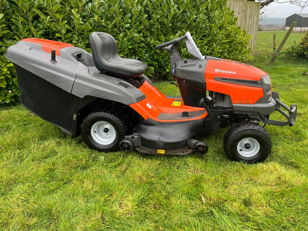 Husqvarna 19hp 42inch cut ride on lawnmower - Image 4