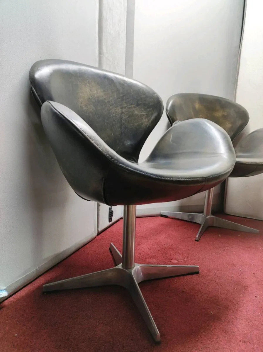 Mid century Arne Jacobsen swan chairs - Image 3