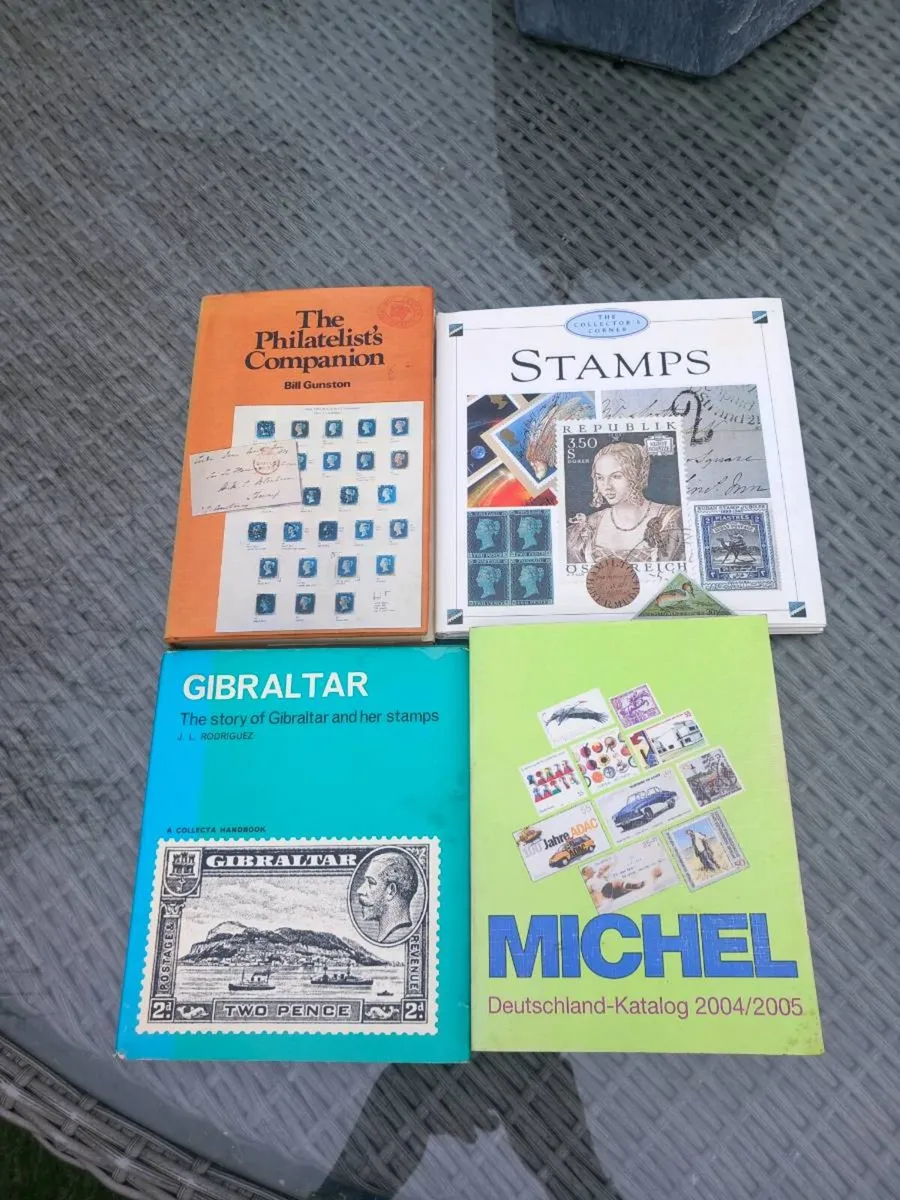 4 books on stamps, D18 post 7e - Image 1